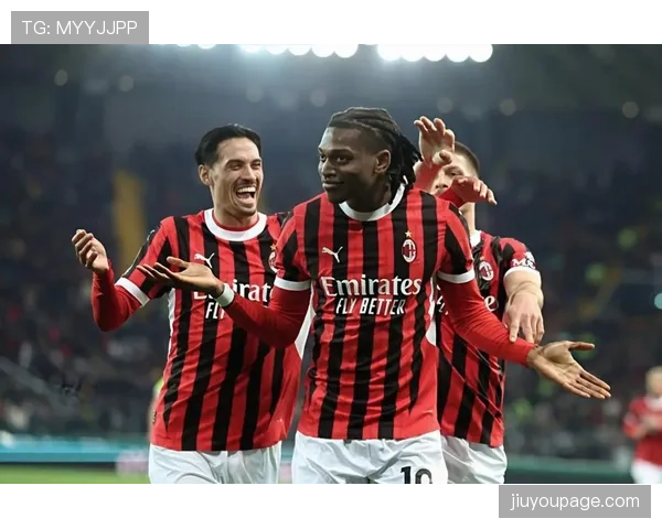 即时:米兰德比下半场,特奥与邓弗里斯在边路发生激烈冲突