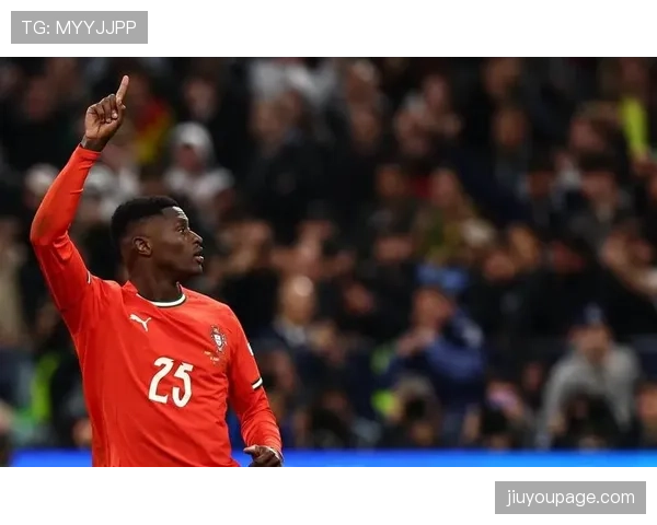 亚马尔遭马竞主场球迷种族歧视辱骂,现场视频曝光